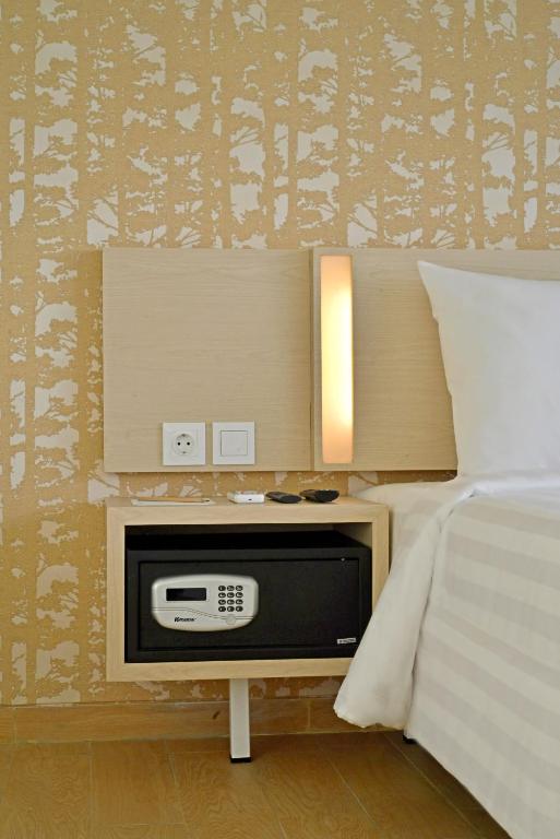 Letto o letti in una camera di Whiz Prime Hotel Sudirman Cilacap
