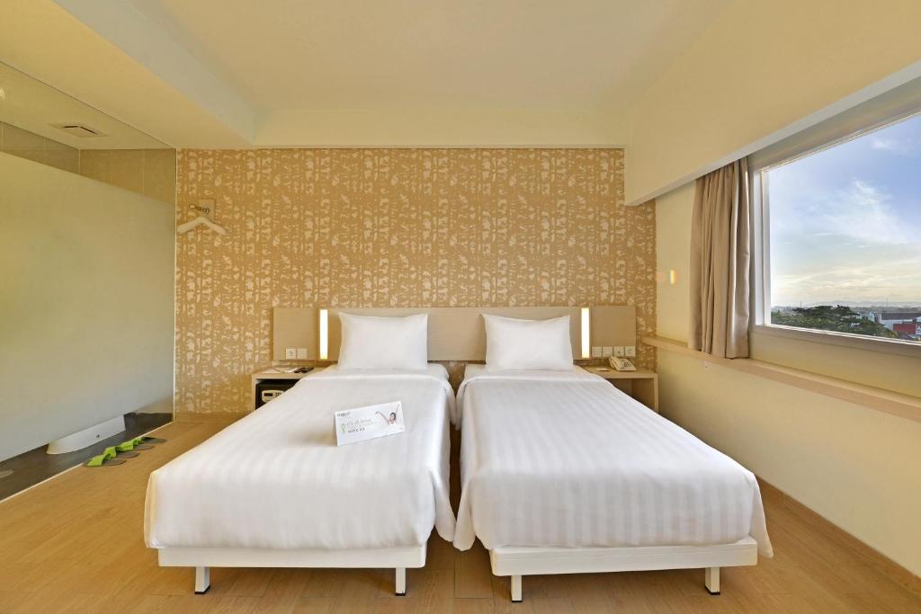 Letto o letti in una camera di Whiz Prime Hotel Sudirman Cilacap