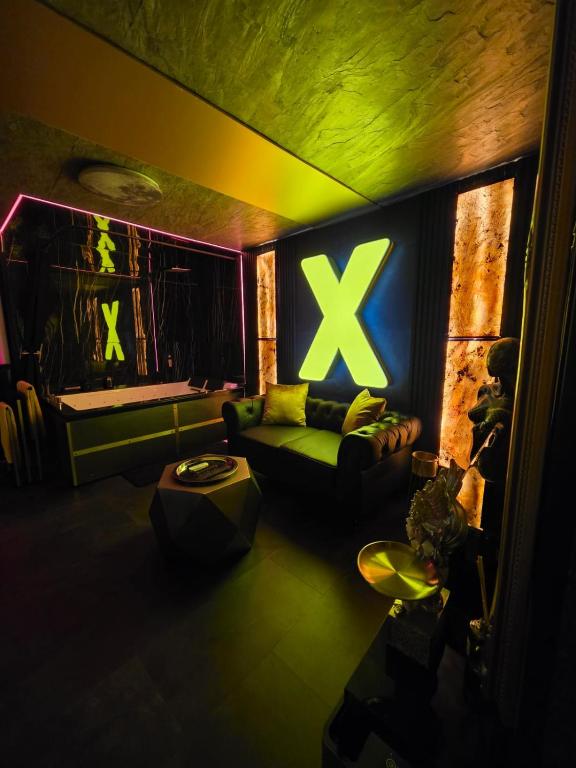 un salon avec un canapé et un panneau de hache sur le mur dans l'établissement eroXens, à Saint-Amand-les-Eaux