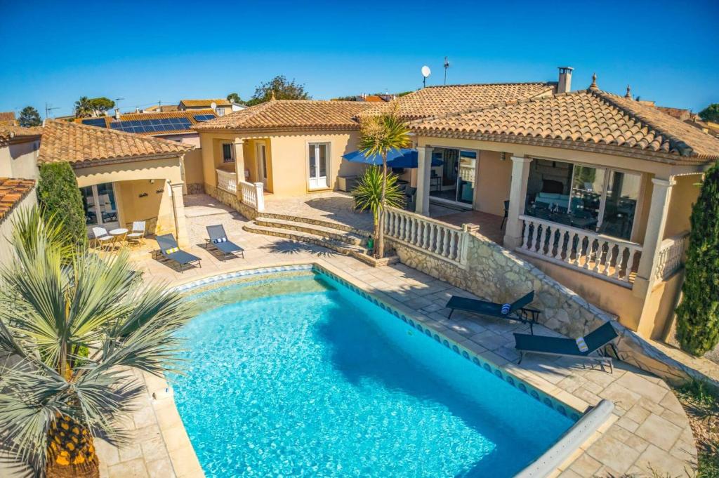 une piscine devant une maison dans l'établissement Villa Picpoul by Villa Plus, à Pinet
