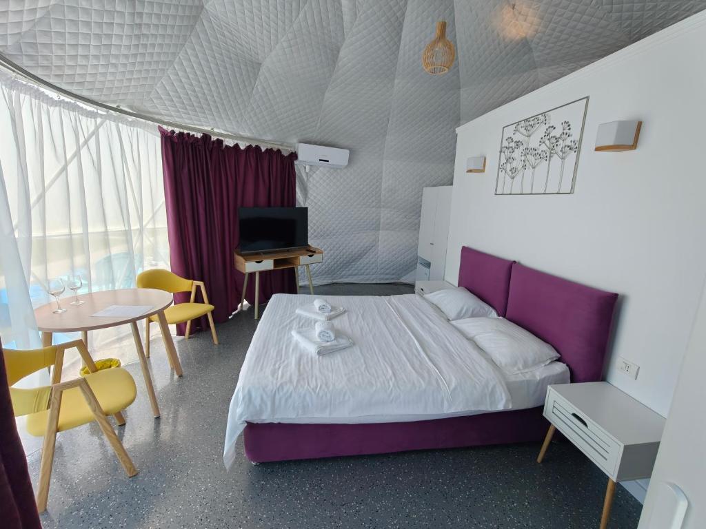 Postel nebo postele na pokoji v ubytování Glamping By The Sea