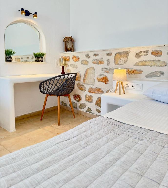 Postel nebo postele na pokoji v ubytování Naoussa Hotel Paros by Booking Kottas