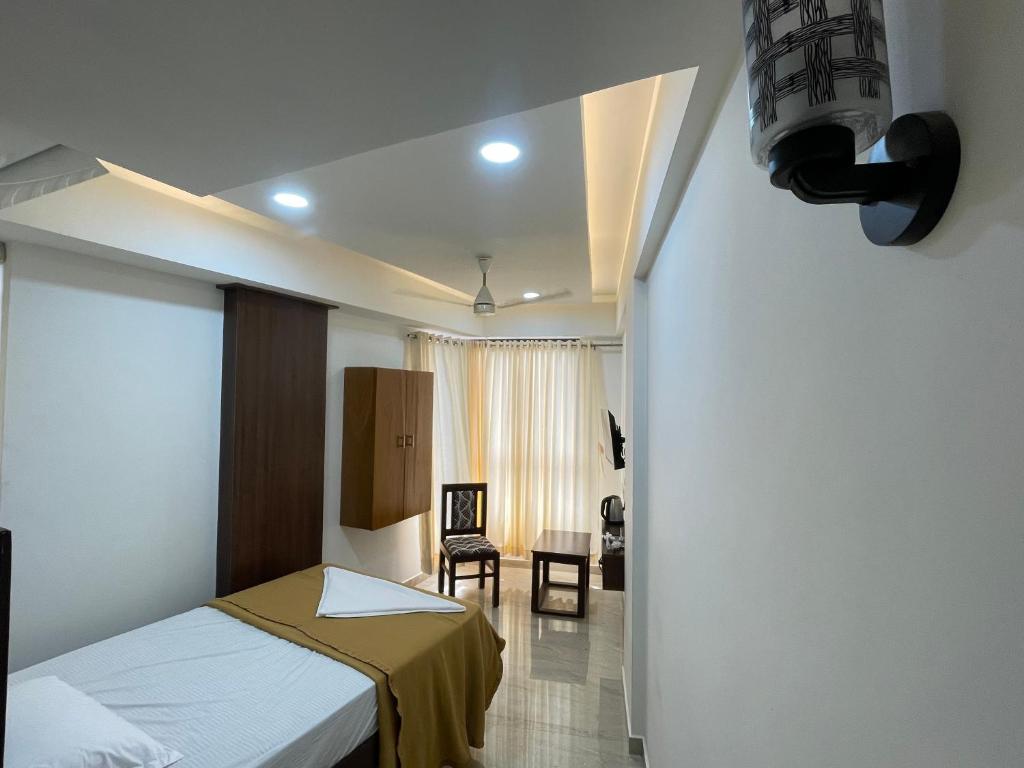 Postel nebo postele na pokoji v ubytování Apex Residency Inn