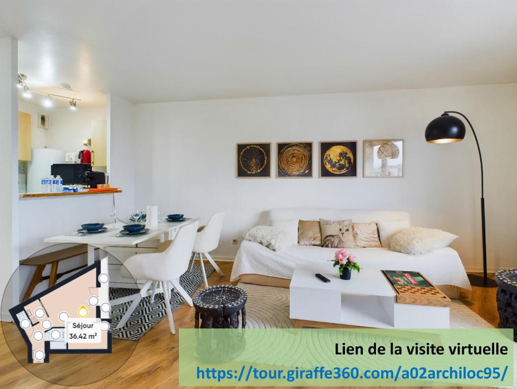 una sala de estar con un sofá y una mesa en l'Aigle Royal de Paris, Gare, parking et terrasse, en Argenteuil