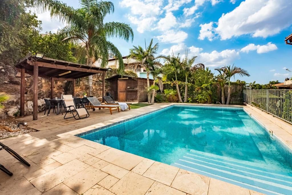 Bazén v ubytování Sea of Galilee Luxury Duplex by Sea N' Rent nebo v jeho okolí