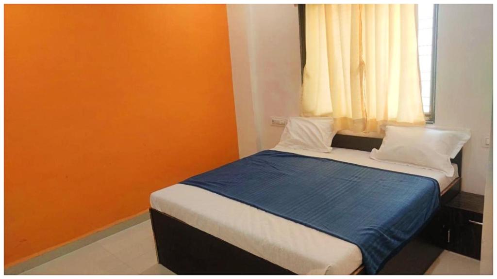 Postel nebo postele na pokoji v ubytování HOTEL Sai ! Santosh Near Shri Sai Baba Temple Shirdi - Free Wi-fi And Parking Facilities - A Best Budget Hotel In Shirdi