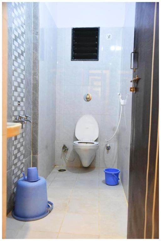 Koupelna v ubytování HOTEL Sai ! Santosh Near Shri Sai Baba Temple Shirdi - Free Wi-fi And Parking Facilities - A Best Budget Hotel In Shirdi