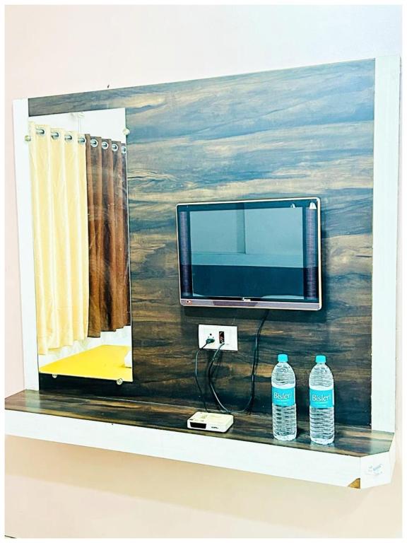 TV a/nebo společenská místnost v ubytování HOTEL Sai ! Santosh Near Shri Sai Baba Temple Shirdi - Free Wi-fi And Parking Facilities - A Best Budget Hotel In Shirdi