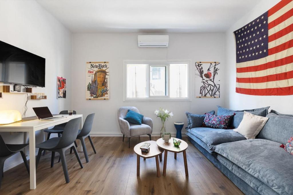 Ruang duduk di Artistic 2BR Apt w Balcony in Florentin Center by Sea N' Rent