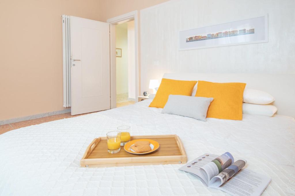 Postel nebo postele na pokoji v ubytování Shamatha Apartment