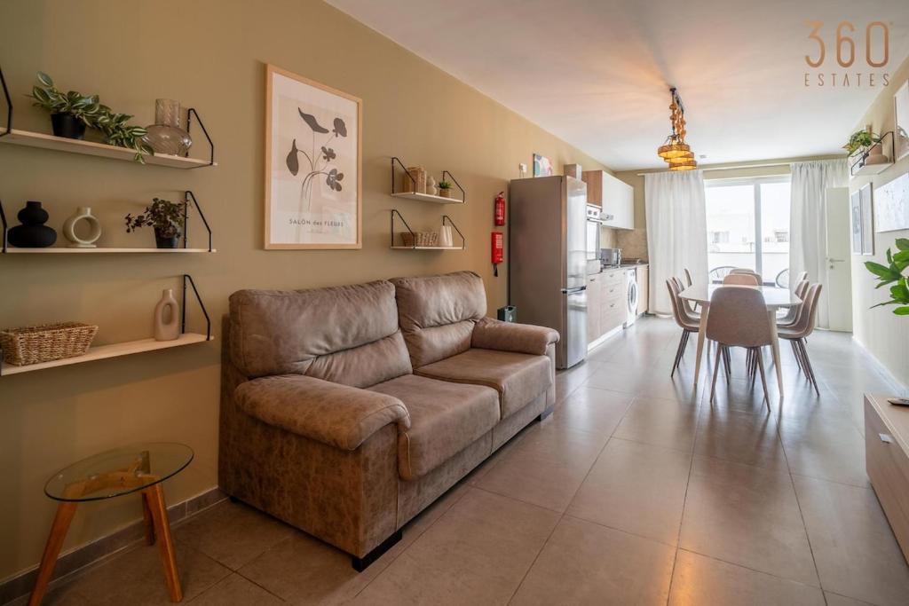 Posezení v ubytování One of a kind 5BR penthouse - Fully equipped with AC by 360 Estates