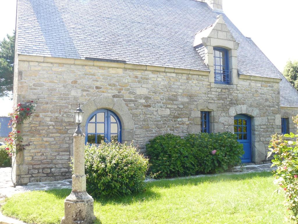 une maison en pierre avec un éclairage de rue devant elle dans l'établissement GWEVAZIG - Maison de Pays, Jardin Clos - S22, à Saint-Philibert