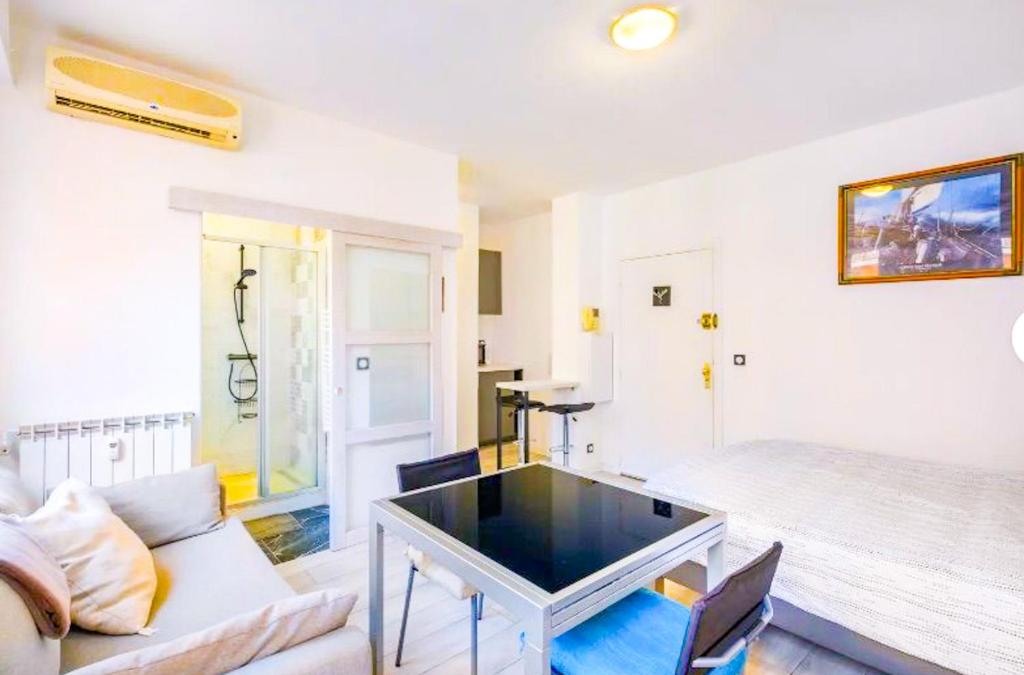 un salon avec un canapé et un lit dans l'établissement beautiful apartment port de nice, à Nice