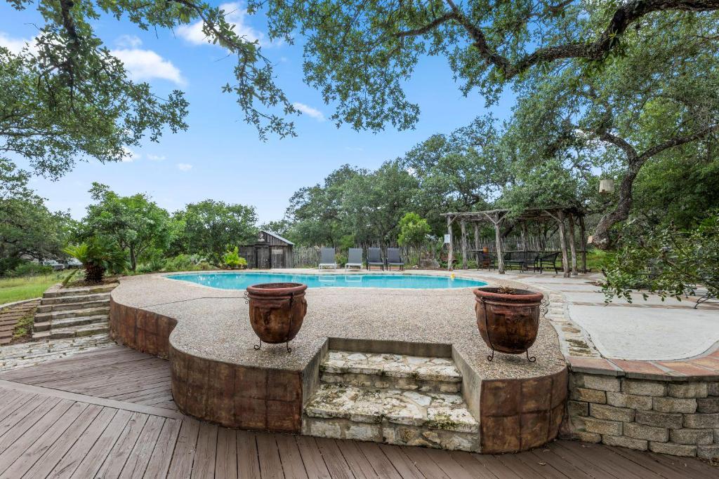 an outdoor swimming pool with a wooden deck and arespuanauanauana at OT 2905 BellaVida Haus in New Braunfels