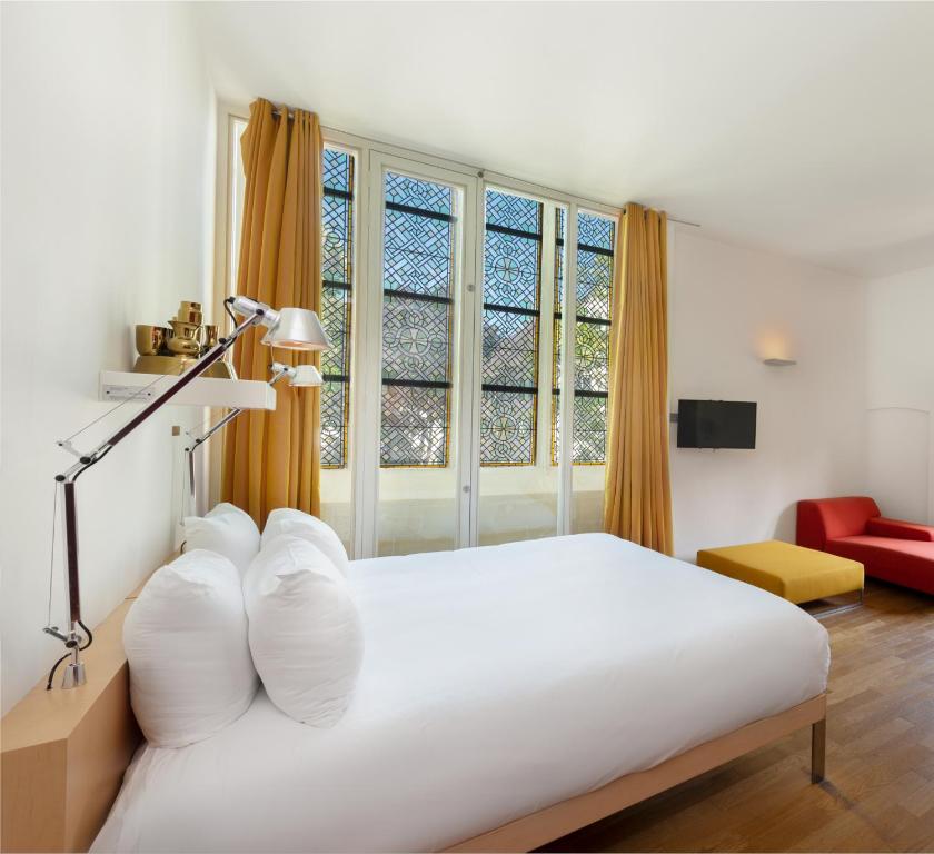 Кровать или кровати в номере Kruisherenhotel Maastricht - Oostwegel Collection, member of Design Hotels