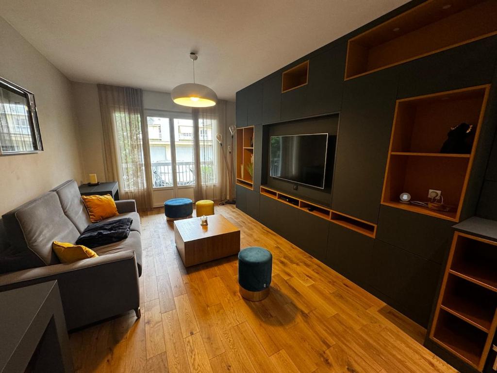 TV a/nebo společenská místnost v ubytování Appartement Spacieux à Bron - 30' Groupama Stadium