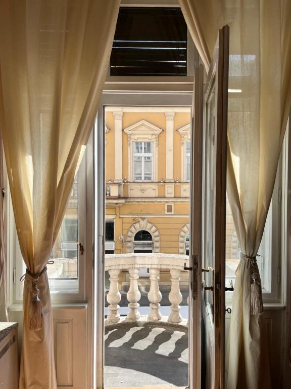 una puerta abierta con vistas a un edificio en Apartment Ksenija, en Belgrado
