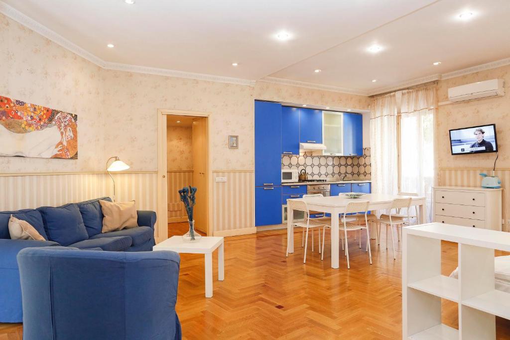 sala de estar con sofá azul y mesa en Apartment Felice, en Roma