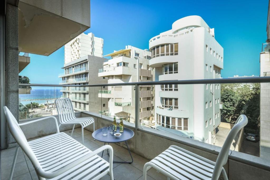 Balkón nebo terasa v ubytování Chic Apartment w Balcony & Parking 3-min from Beach with Mamad by Sea N' Rent
