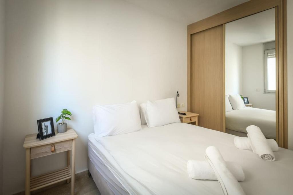 Postel nebo postele na pokoji v ubytování Chic Apartment w Balcony & Parking 3-min from Beach with Mamad by Sea N' Rent