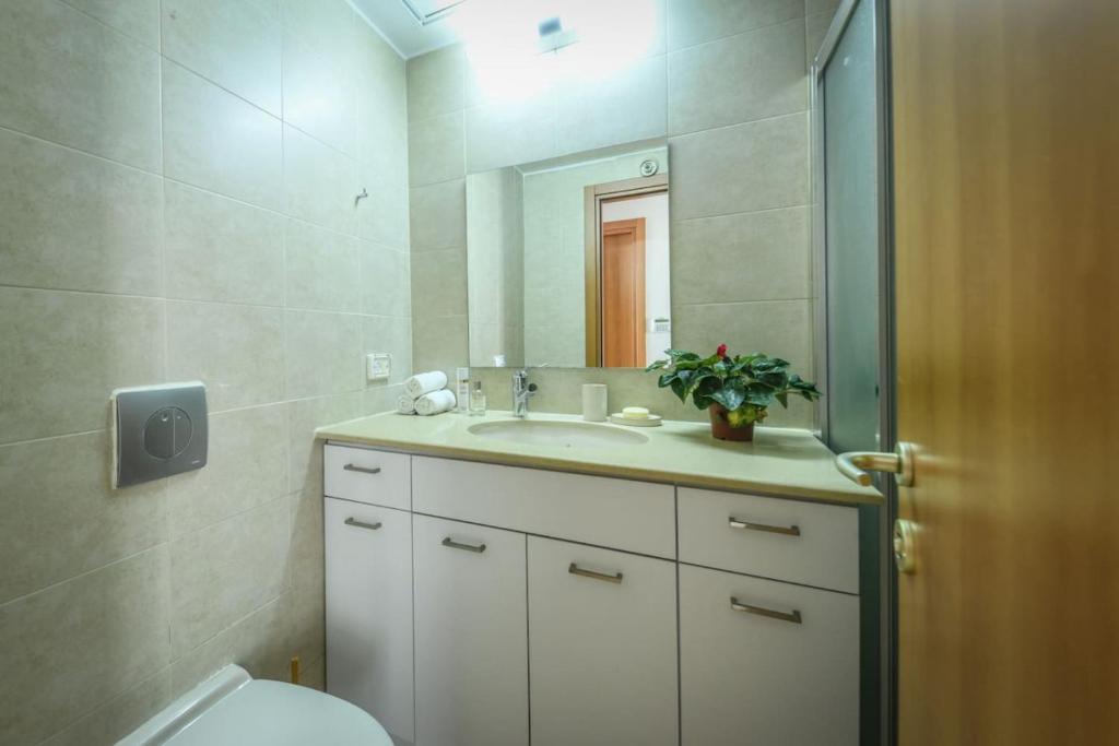 Koupelna v ubytování Chic Apartment w Balcony & Parking 3-min from Beach with Mamad by Sea N' Rent