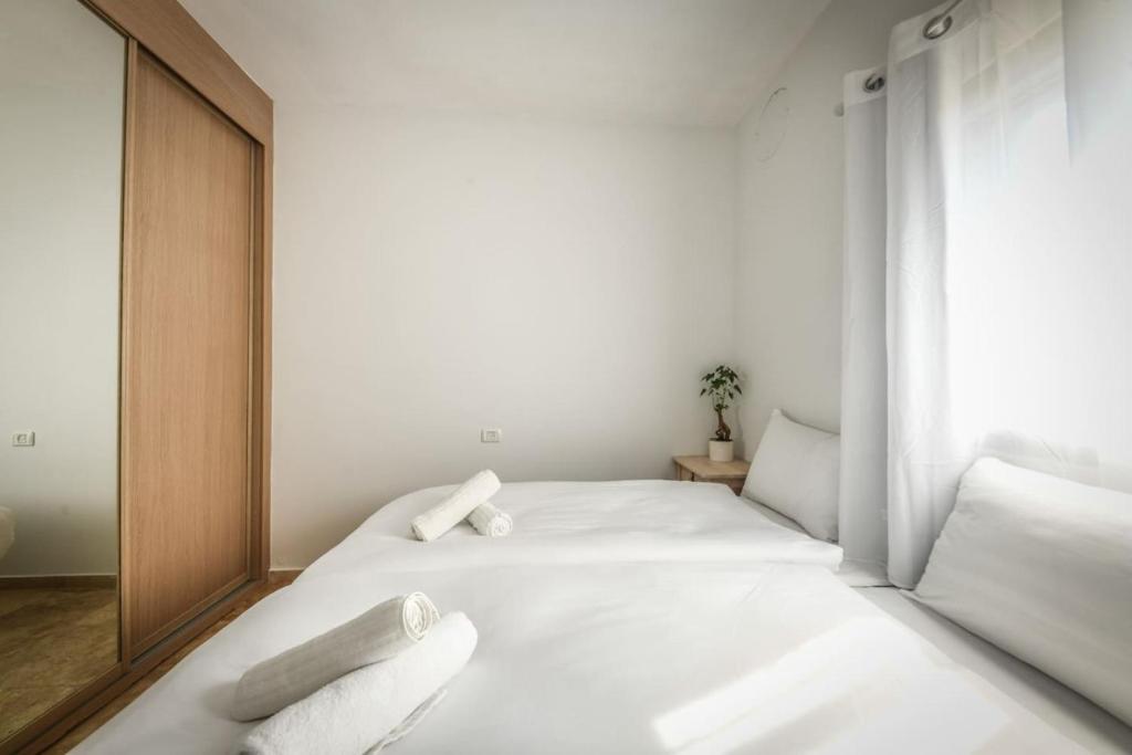Postel nebo postele na pokoji v ubytování Chic Apartment w Balcony & Parking 3-min from Beach with Mamad by Sea N' Rent