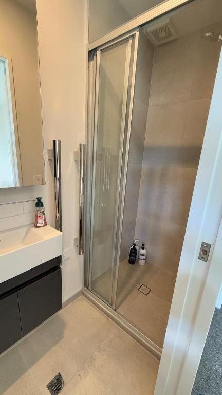 Convenient 1Bed Studio with Ensuite By Hagley Park - Resim 3