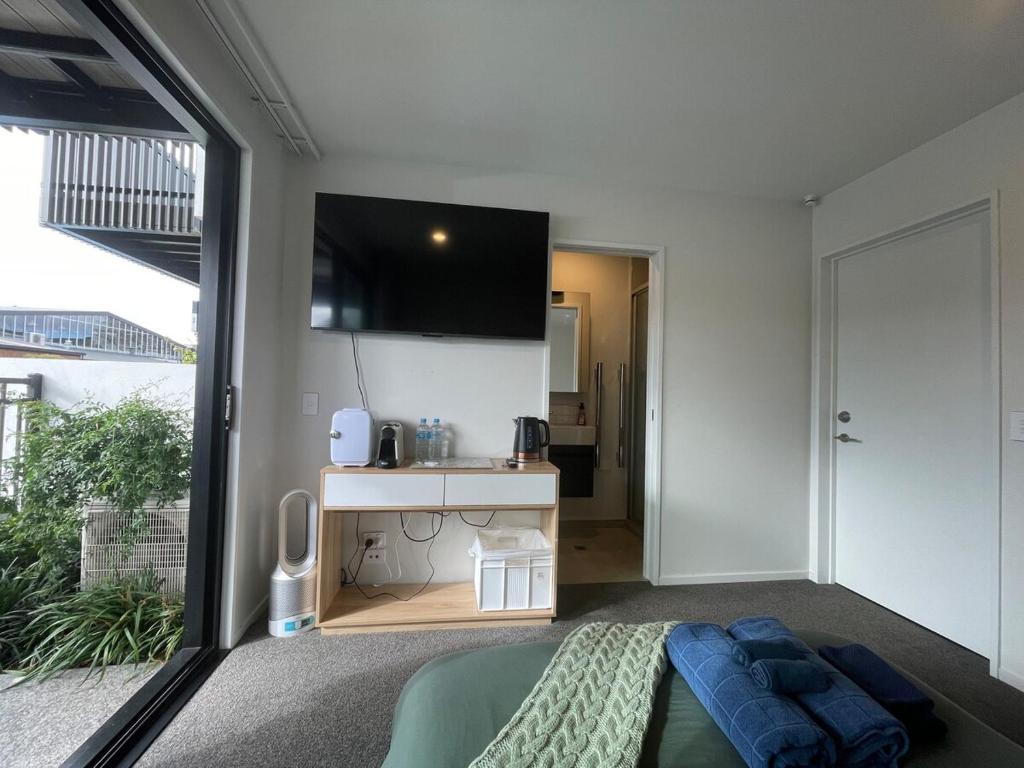 Convenient 1Bed Studio with Ensuite By Hagley Park - Resim 11