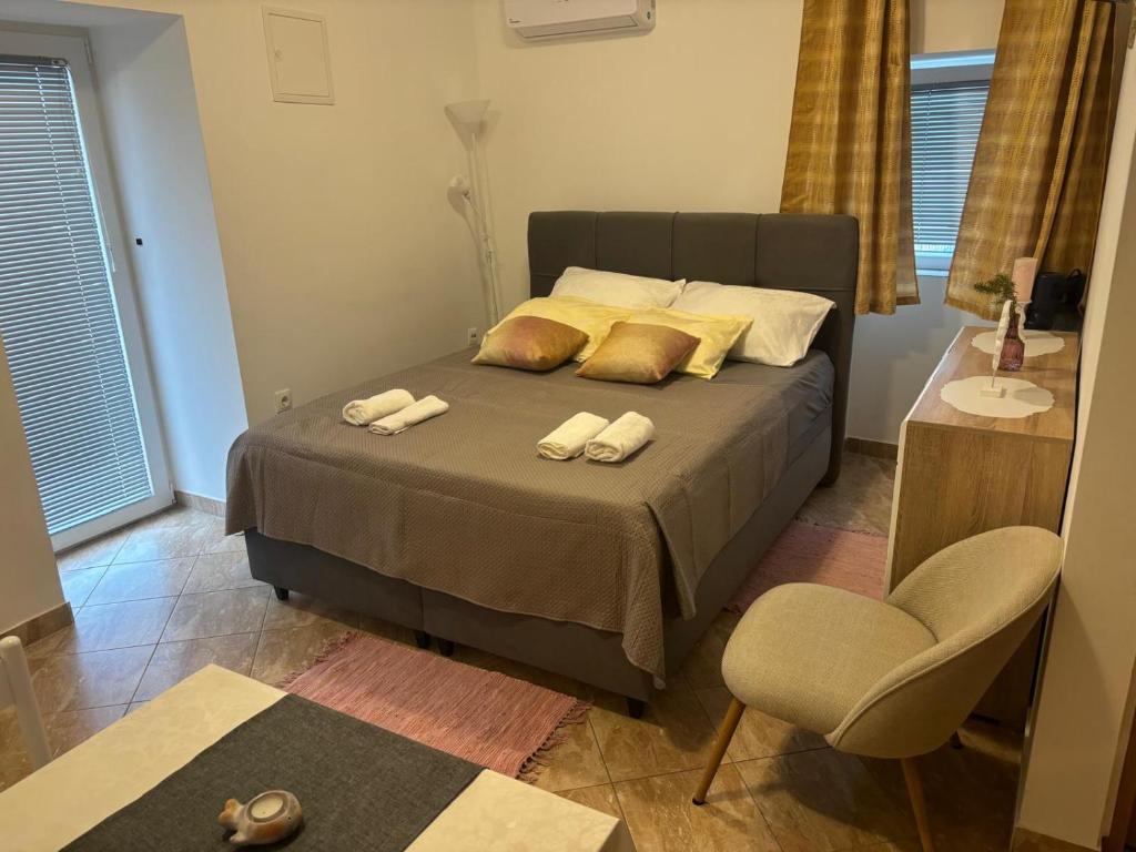 Posteľ alebo postele v izbe v ubytovaní Apartment & Studio Vrdoljak
