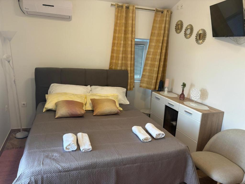 Posteľ alebo postele v izbe v ubytovaní Apartment & Studio Vrdoljak
