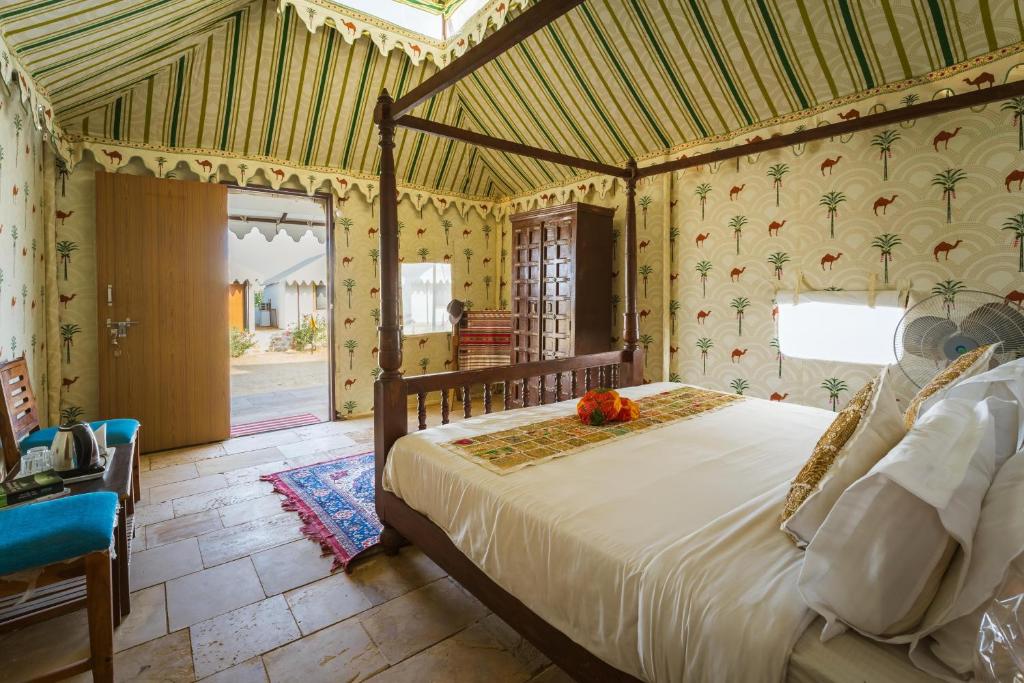 Sky Desert Safari Camp Jaisalmer客房内的一张或多张床位