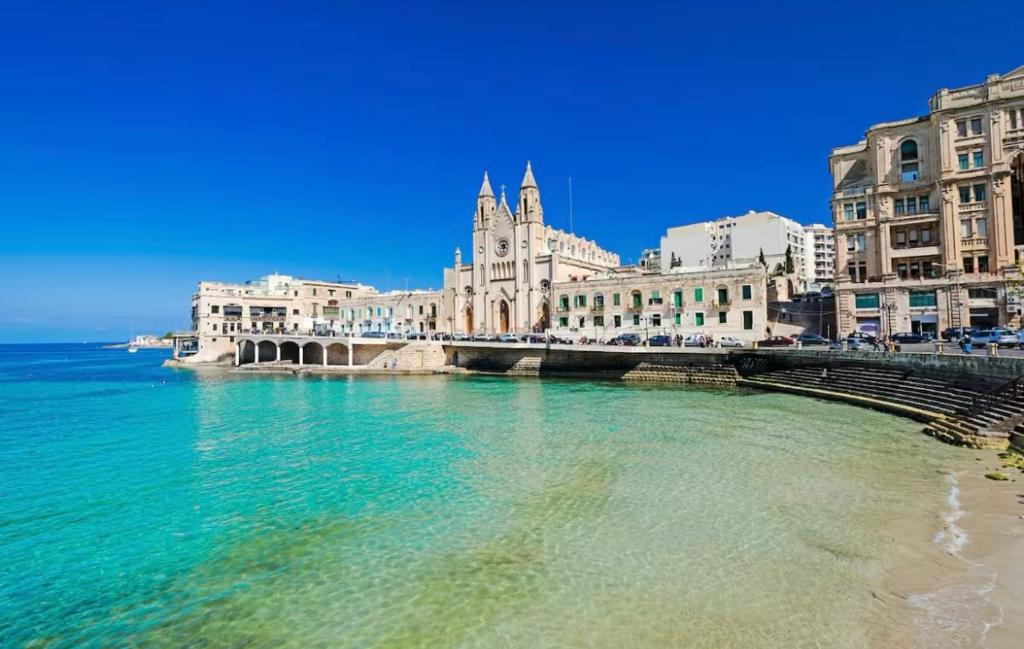 eine Brücke über ein Gewässer mit Gebäuden in der Unterkunft Private Room in sharing apartment CENTRAL MALTA in Sliema