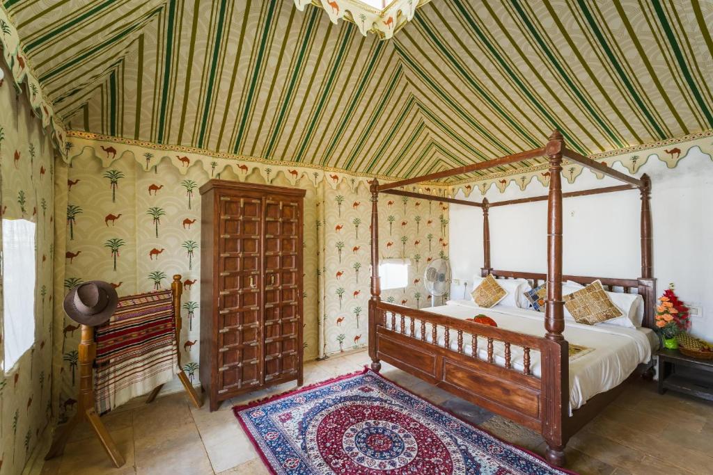Sky Desert Safari Camp Jaisalmer客房内的一张或多张床位