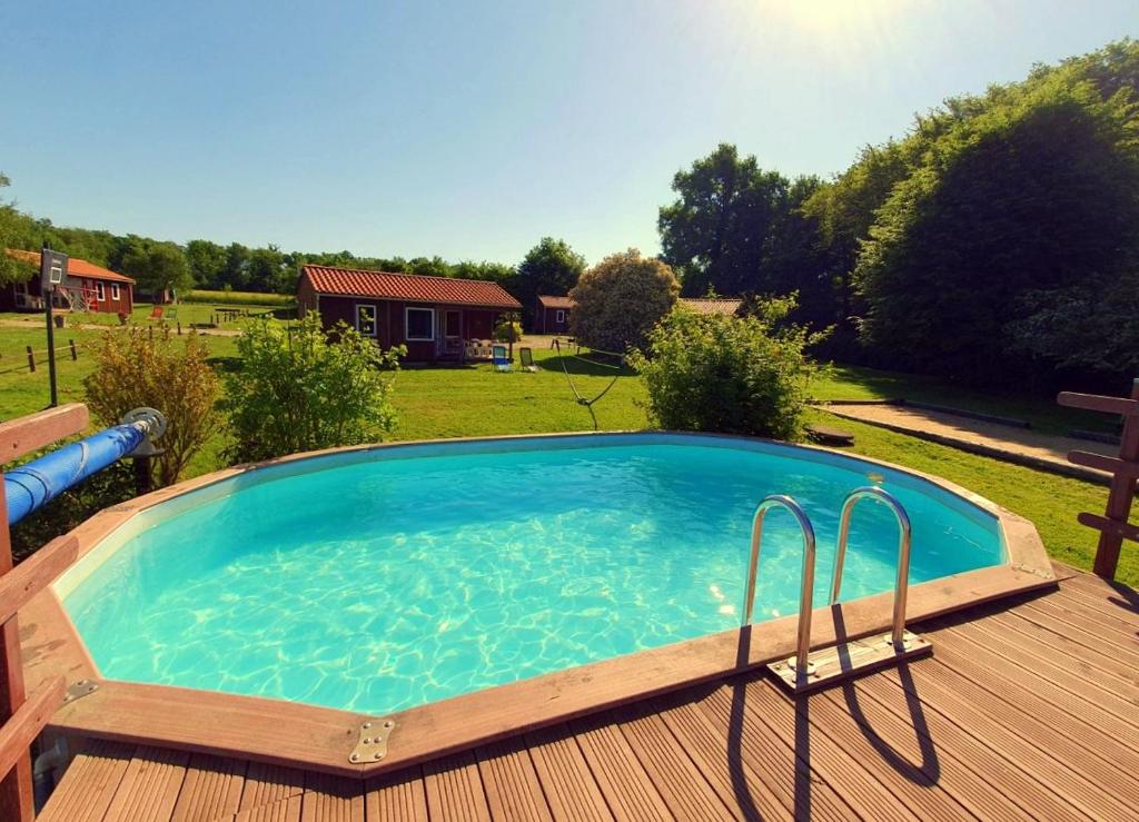 Bazén v ubytování Les Chalets du Quignon nebo v jeho okolí