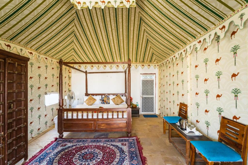 斋沙默尔Sky Desert Safari Camp Jaisalmer的壁纸客房内的一间卧室配有一张床