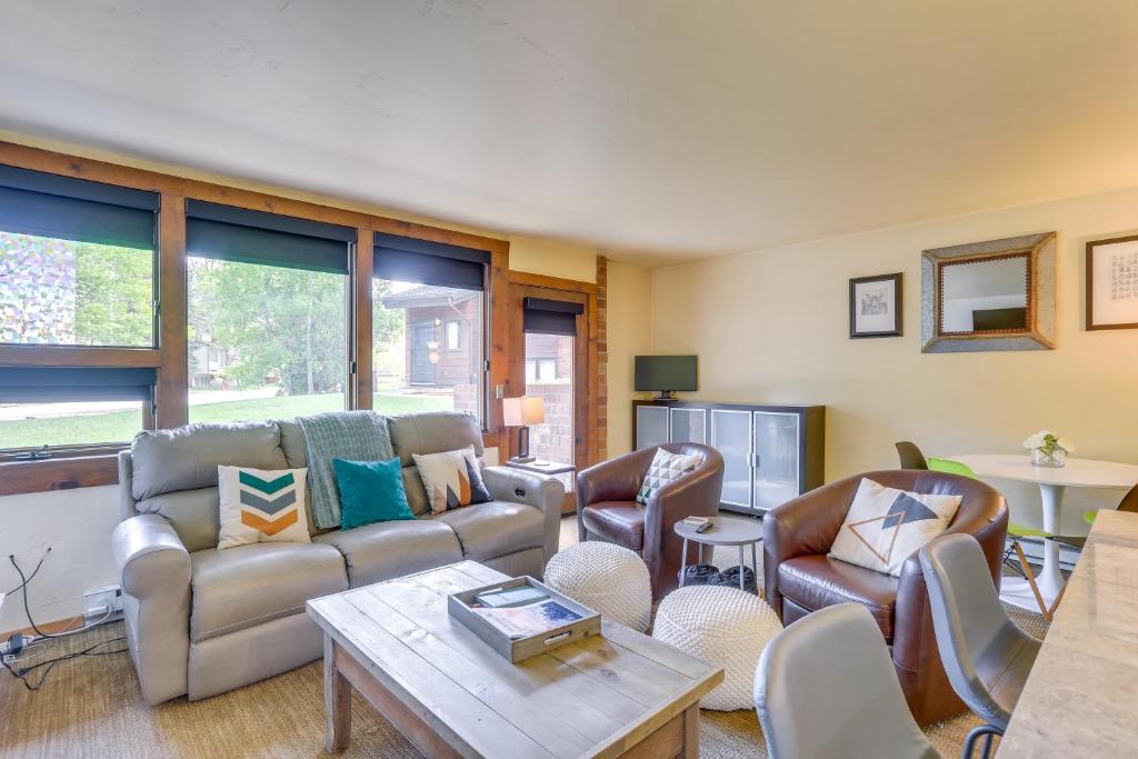 Posezení v ubytování Eagle-Vail Hideaway with Golf, Ski, and More!
