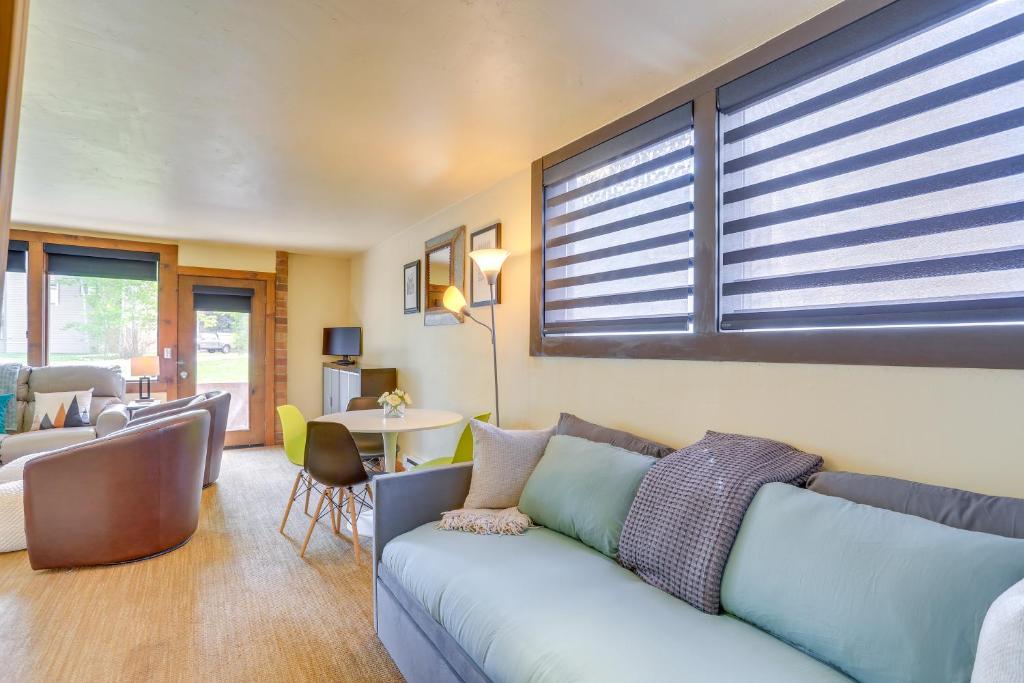Posezení v ubytování Eagle-Vail Hideaway with Golf, Ski, and More!