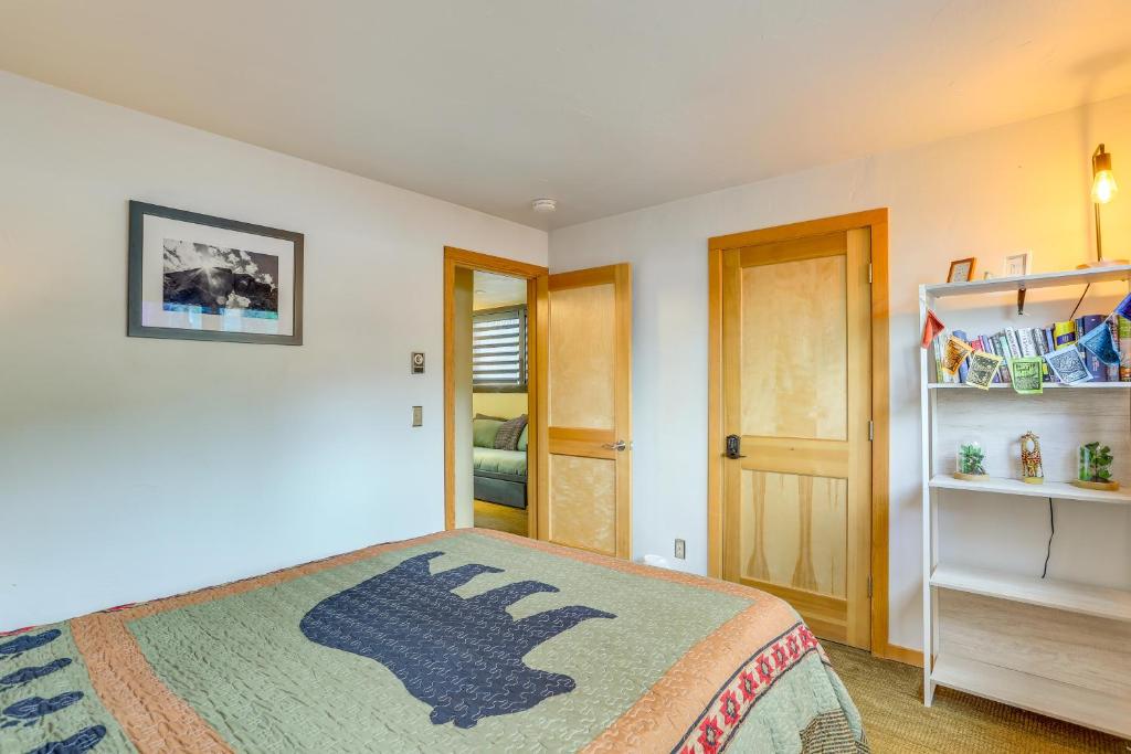 Postel nebo postele na pokoji v ubytování Eagle-Vail Hideaway with Golf, Ski, and More!