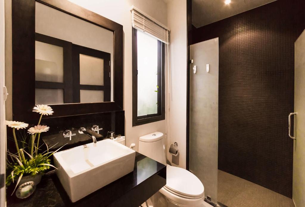 Koupelna v ubytování VILLA EMERE | Private Pool | Onyx Villas by Tropiclook | Naiharn beach