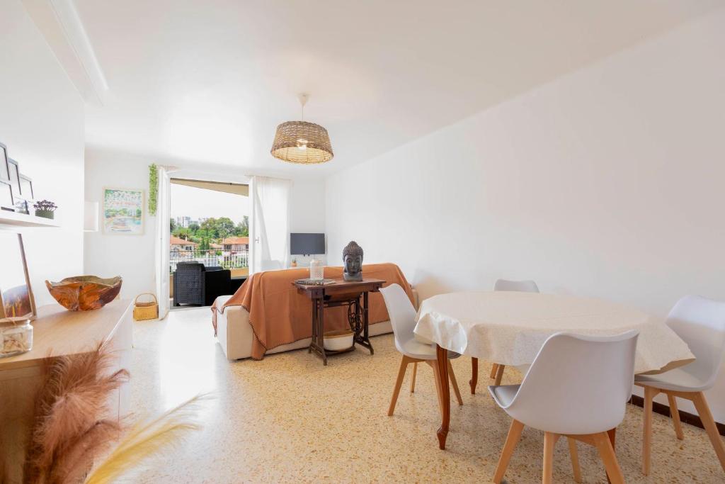 Posezení v ubytování Center of Antibes spacious two-bedroom apartment with terrace and AC