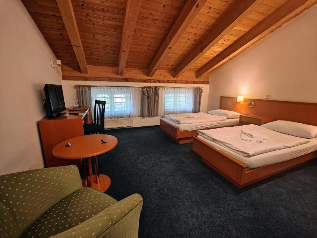 Postel nebo postele na pokoji v ubytování A8 Hotel im Darchinger Hof Bed & Breakfast - Zwischen Holzkirchen und Weyarn - Zwischen München Salzburg und Innsbruck - Kurz vor dem Irschenberg