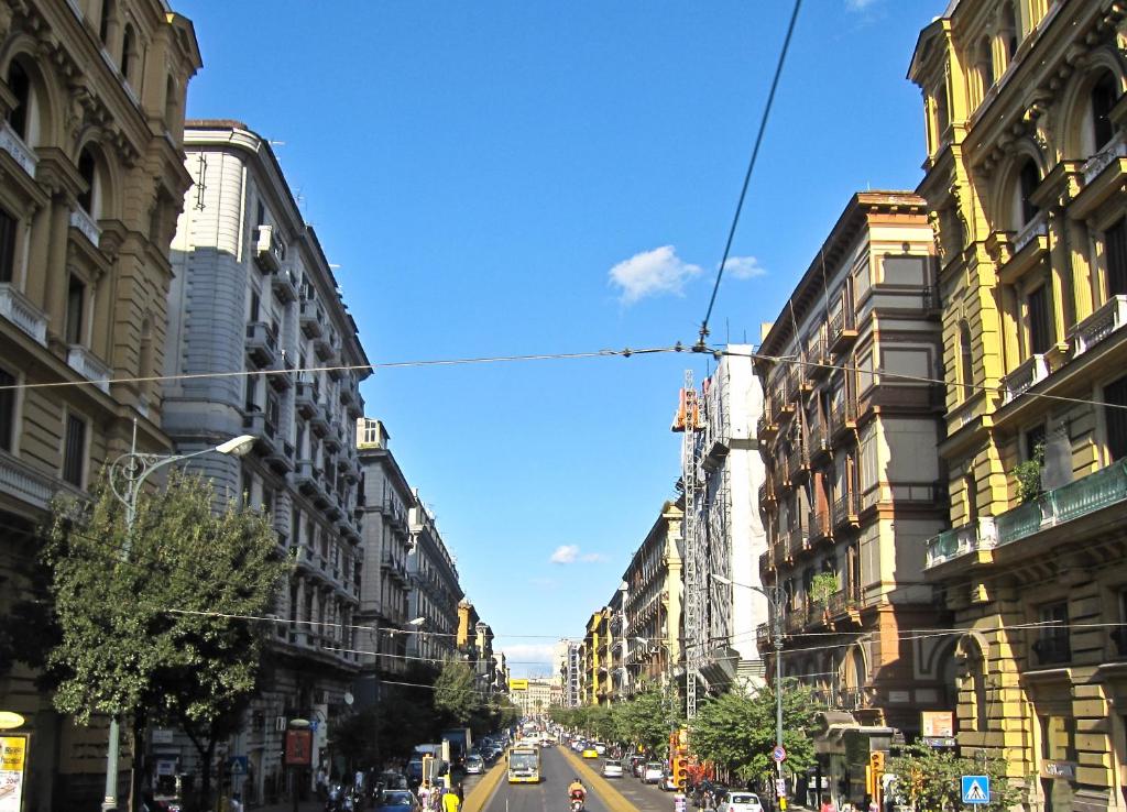 una calle de la ciudad con edificios y coches en la carretera en B&B Funikuli Funikula, en Nápoles