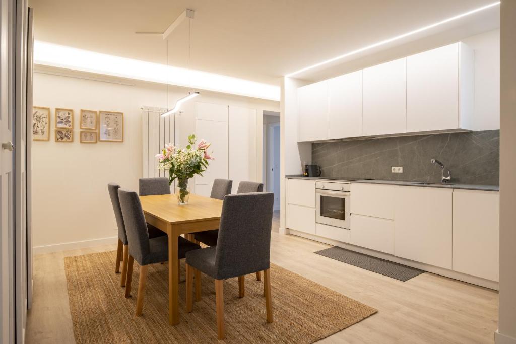 a kitchen and dining room with a table and chairs at Apartamento Vargas 2BDR in Santander