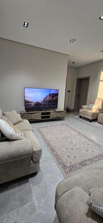 TV a/nebo společenská místnost v ubytování البيت بيتك