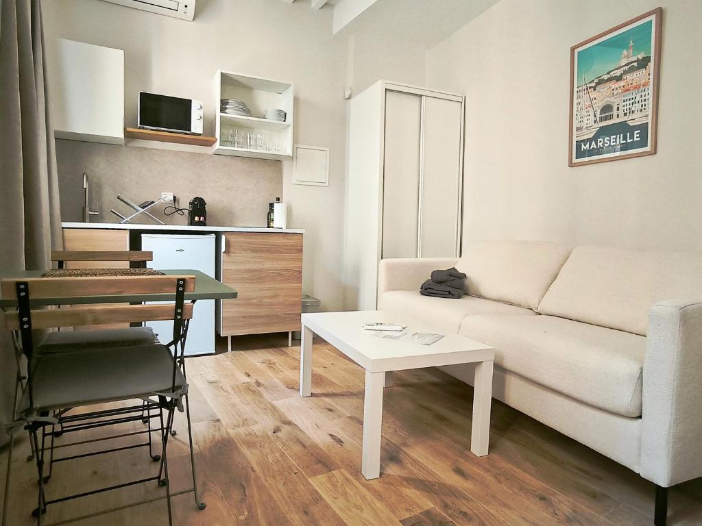 un salon avec un canapé et une table dans l'établissement New! Le zola studio lumineux en centre ville, à Aix-en-Provence