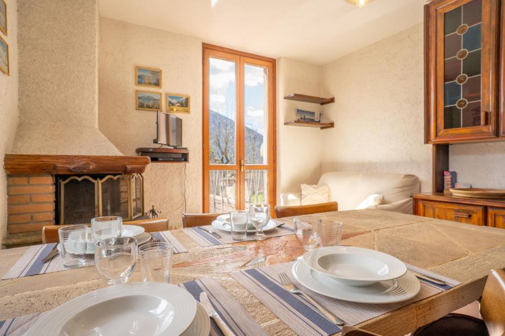Posezení v ubytování Mountain lodging with fireplace and mountain view
