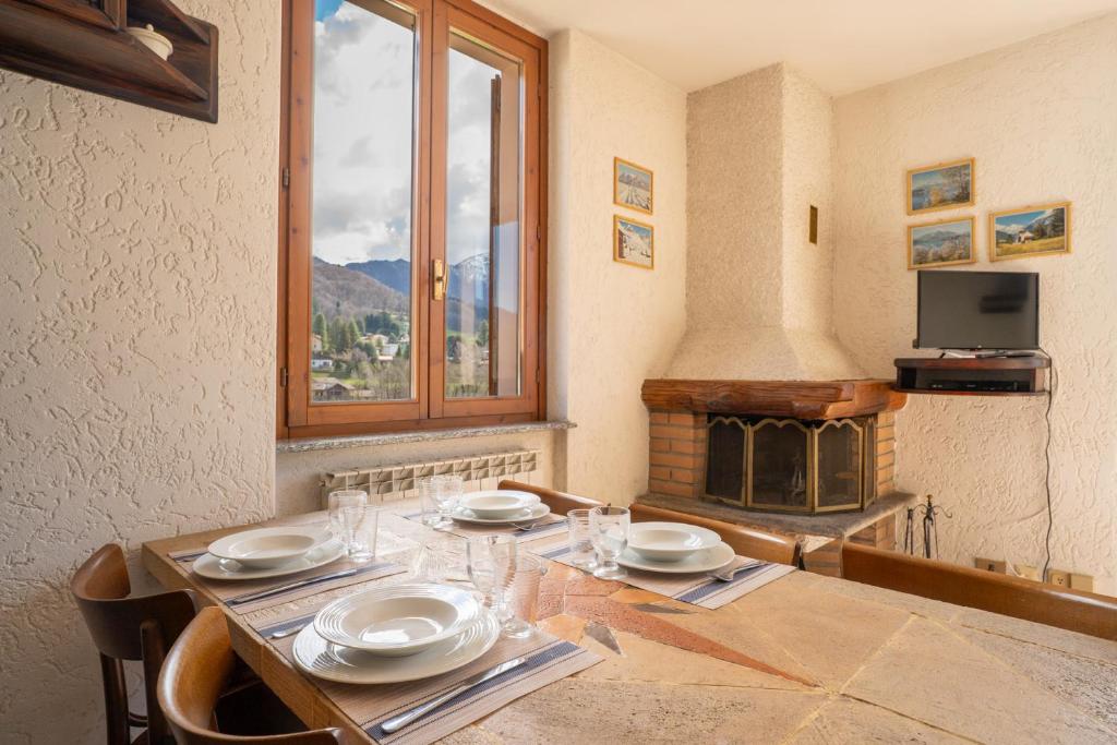 TV a/nebo společenská místnost v ubytování Mountain lodging with fireplace and mountain view