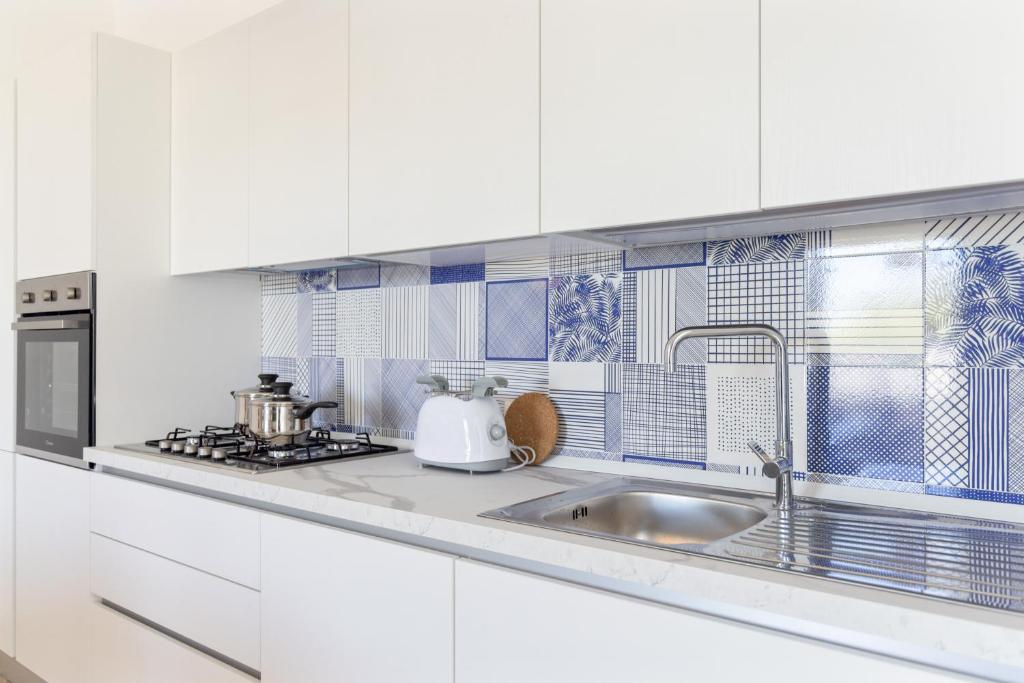 Kuchyňa alebo kuchynka v ubytovaní Casa un Tocco di Blu con piscina privata
