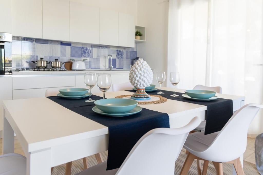 Kuchyňa alebo kuchynka v ubytovaní Casa un Tocco di Blu con piscina privata