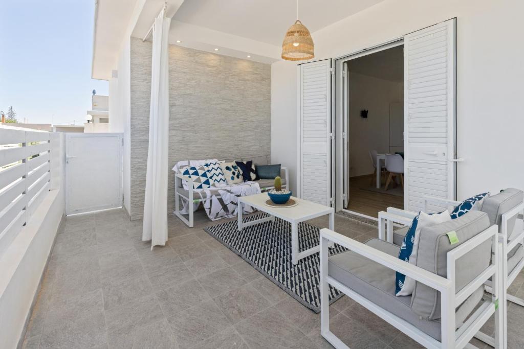 Balkón alebo terasa v ubytovaní Casa un Tocco di Blu con piscina privata